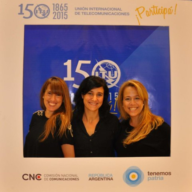 Ein Foto-Rahmen mit drei Frauen auf blauem Hintergrund, umgeben von den Namen verschiedener Sponsoren und einem Unternehmensnamen.