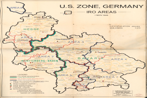 Eine Karte der US-Zone in Deutschland während des Zweiten Weltkriegs, mit Städten, Dörfern und geografischen Merkmalen in fetter Schrift und primarily in Blautönen und Grüntönen, mit gelben und roten Akzenten.