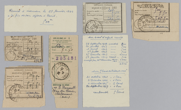 Eine Sammlung alter Umschläge mit Briefmarken, Text und Zahlen darauf.