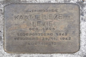 Steintafel an der Außenseite eines Gebäudes mit der Inschrift "Kaatje Lezer-Levie", die Kaiser Lezer Levie gedenkt.
