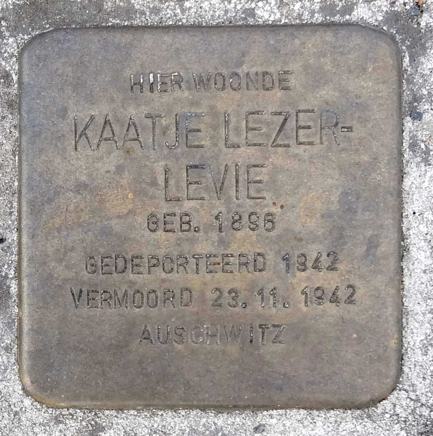 Steintafel an der Außenseite eines Gebäudes mit der Inschrift "Kaatje Lezer-Levie", die Kaiser Lezer Levie gedenkt.