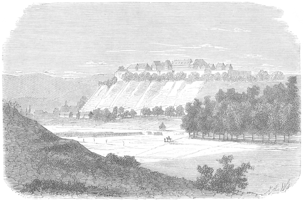 Ein schwarz-weißes Gravurabbild eines Hofes in einem Feld mit Bäumen, Hügeln und einem Himmel im Hintergrund, mit dem Text "1876 - der Hof der Herzöge von Elsass" unten.