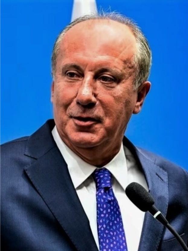 Ein Mann in einem blauen Blazer, weißem Hemd und blauer Krawatte spricht in ein Mikrofon vor einem blauen Hintergrund, mit Text unten, der ihn als Premierminister des Vereinigten Königreichs ausweist.