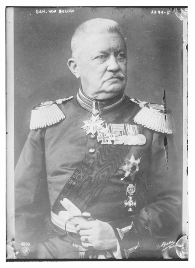 Ein Schwarz-Weiß-Foto eines Mannes in dunkler Uniform mit hohem Kragen, glattem Haar und strenger Miene, der angeblich der erste Leutnant des Deutschen Reichs ist.