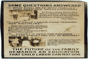 Ein Plakat mit einem hellgelben Hintergrund, auf dem eine vielfältige Gruppe von Menschen im Kreis steht, mit der Aufschrift "Die Zukunft der Familie verlangt eine Bildung, die Kinderarbeit nicht geben kann."