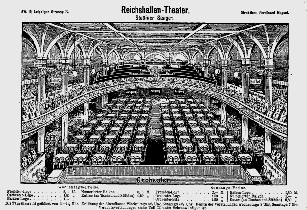 Ein Schwarz-Weiß-Zeichnung des Reichshallen Theaters in Berlin, Deutschland, die das Auditorium mit Sitzreihen, Säulen und einer Decke zeigt, mit Text unten.
