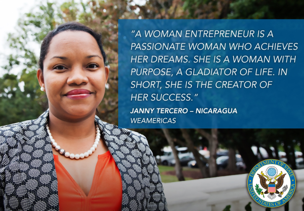 Eine Frau-Unternehmerin in einem schwarzen und weißen Jackett und einem orangen Kleid steht vor einem Hintergrund aus Bäumen, Fahrzeugen und Himmel, mit einem Logo und Text über ihre Absicht und ihren Erfolg auf der rechten Seite.