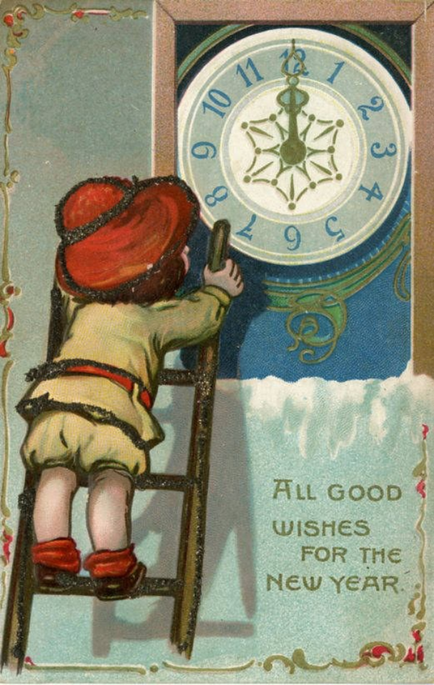 Eine alte Weihnachtskarte mit einem fr├Âhlichen Jungen in festlicher Kleidung, der auf eine tickende Uhr schaut, mit der Aufschrift "Alles Gute zum neuen Jahr."