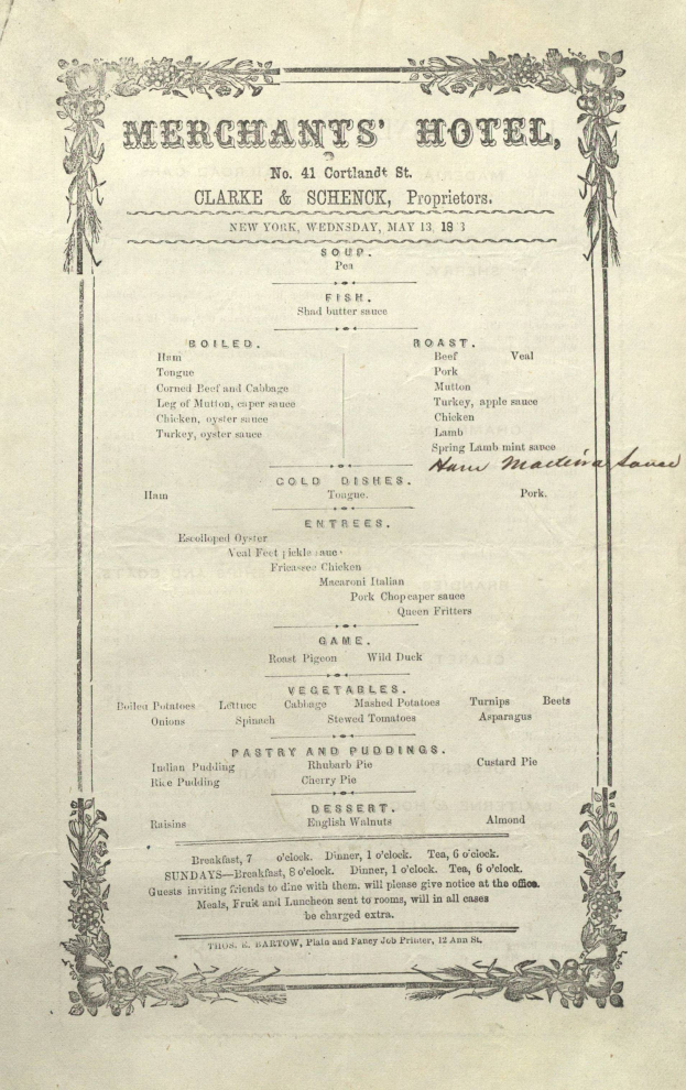 Ein altes Buch mit einem Menü für ein Kaufmannshotel, das appetitliche Vorspeisen, Hauptgerichte, Desserts und Getränke in Schwarz auf Weiß präsentiert.