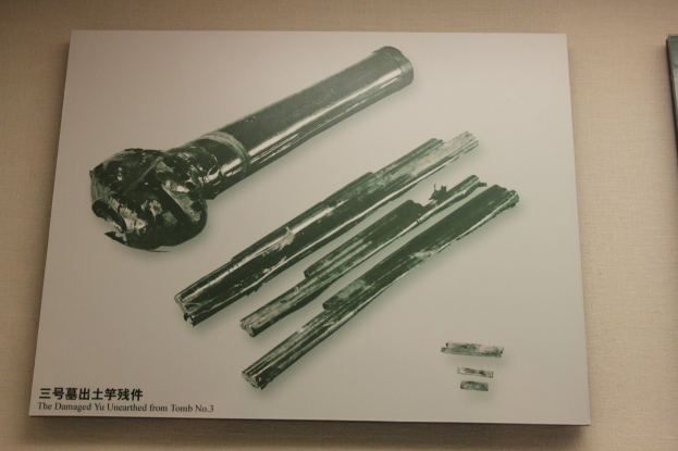 Ein Tisch mit einem Buch, das ein Bild einer Schusswaffe und begleitenden Text zeigt.