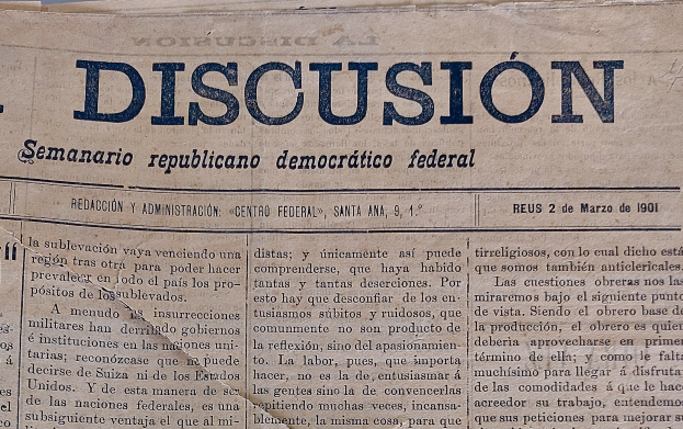 Eine vergilbte, leicht zerknitterte Zeitung mit der Überschrift "Semanario Repúblicano Democrático Federal" und dem Wort "Diskussion" sichtbar, in schwarzer Tinte gedruckt.
