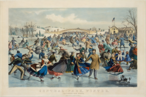 Eine Gruppe von Menschen, die auf einer Eisbahn im Central Park im Winter Schlittschuh laufen, umgeben von Bäumen und Häusern, mit einer Brücke im Hintergrund, bewölktem Himmel und einer flatternden Flagge, mit Text am unteren Bildrand.