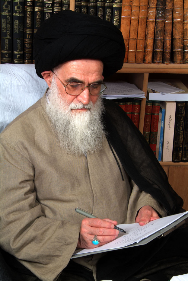 Ayatollah Ali Khamenei, der Oberste Führer Irans, sitzt an einem Schreibtisch und schreibt mit einem Stift auf ein Blatt Papier, während sich hinter ihm ein Bücherregal mit Büchern befindet.