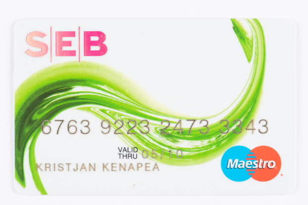 Eine grüne und weiße Kreditkarte mit dem Wort "SEB" darauf vor einem weißen Hintergrund.