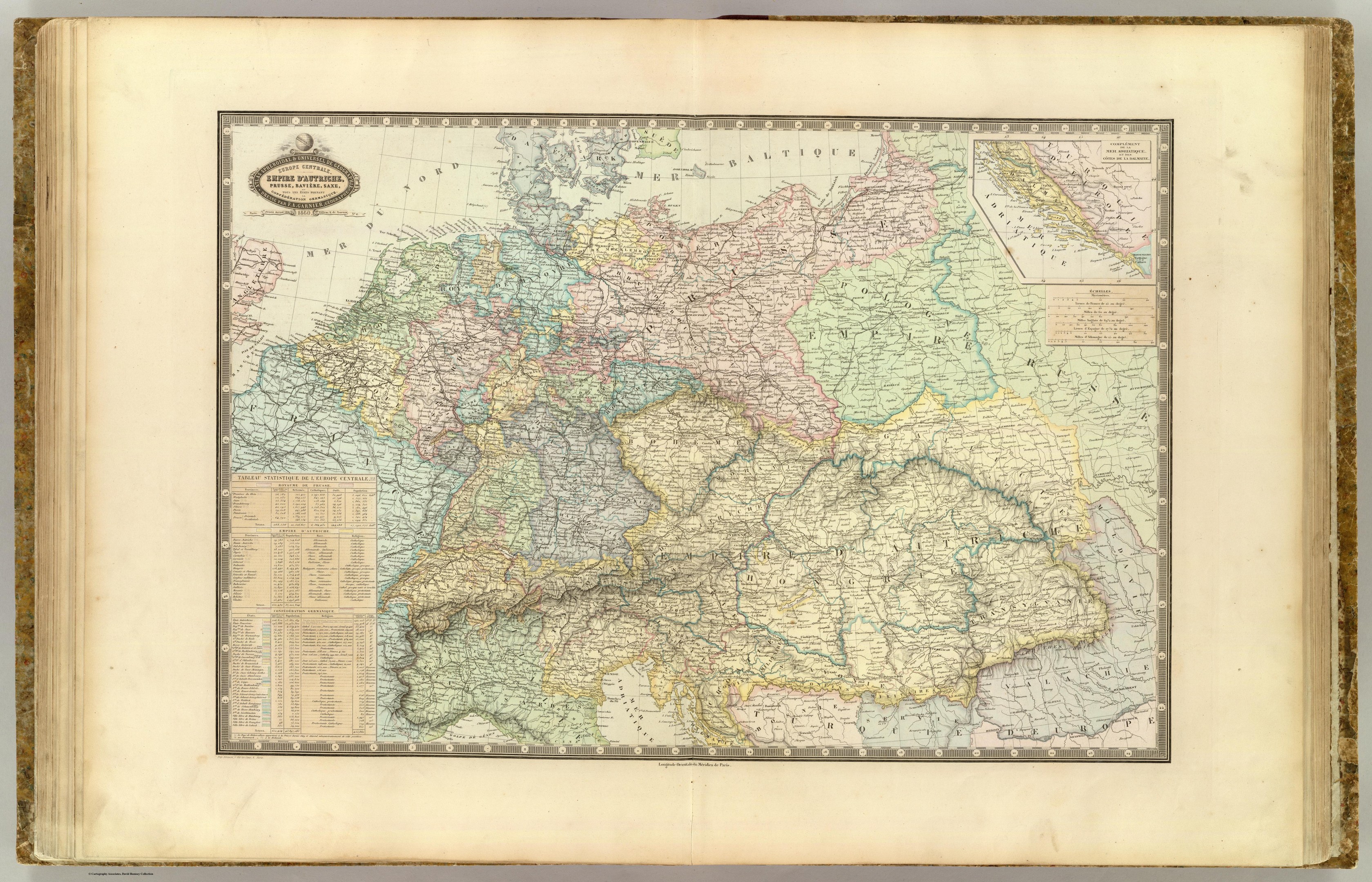 Ein offenes altes Buch zeigt eine detaillierte historische Karte von Deutschlands Provinzen und Städten.