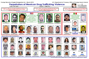Plakat mit der Überschrift "Täter mexikanischer Drogenhandel Gewalt" mit hellblauem Hintergrund, das Bilder von verschiedenen Personen mit ernsten Gesichtern und fetten schwarzen Buchstaben in einem weißen Rand zeigt.