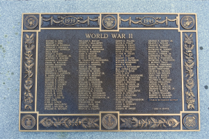 Steintafel an der Außenseite eines Gebäudes mit der Inschrift 'Zweiter Weltkrieg'