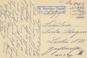 Eine alte Postkarte mit einer handgeschriebenen Nachricht, die an die deutsche Post adressiert ist und Text sowie einen Stempel auf der rechten Seite aufweist.