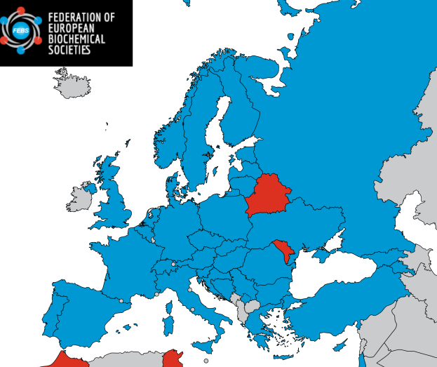Eine Europakarte mit der Europäischen Union in Blau und Rot markiert, um den prozentualen Anteil der Bevölkerung in jedem Land anzuzeigen, mit dem Logo des Bundesverbandes Europäischer Biochemiker in der linken oberen Ecke.