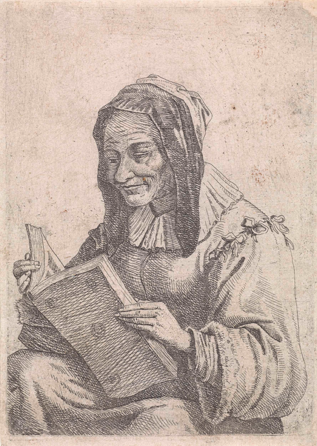 Eine ältere Frau mit warmem Lächeln, geschlossenen Augen und geöffneten Lippen, die ein helles Kleid und einen gemusterten Schal trägt, ist in ein Buch vertieft, das sie in den Händen hält.