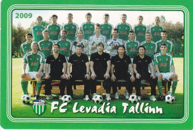 Ein Plakat der FC Levadia Tallinn-Mannschaft, mit einer Gruppe von Menschen, die im Vordergrund auf einer Bank stehen und sitzen, Fußballbällen auf dem Boden, Bäumen und einem klaren blauen Himmel im Hintergrund und Text mit einem Logo unten.