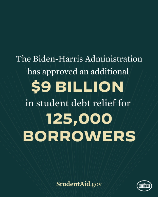 Plakat Ankündigung von 9 Milliarden US-Dollar an studentischen Schuldenentlastung für 125.000 Schuldner unter der Biden-Harris-Verwaltung, mit einem offiziellen Logo unten.