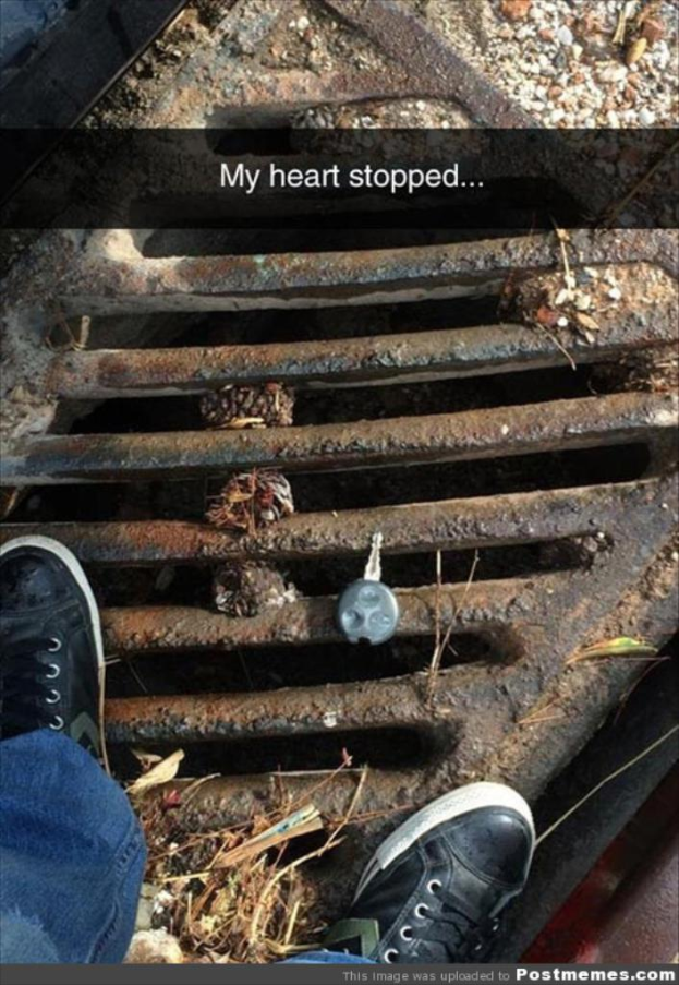 Eine Person steht auf einem Gullideckel mit einem Schlüssel darauf, und die Wörter "Mein Herz blieb stehen" sind daneben geschrieben.