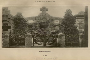 Schwarzes und weißes Foto eines Friedhofs in Berlin, Deutschland, mit einem Tor, einer Wand, Bäumen und einem Gebäude im Hintergrund, mit Text unten: "Grammalskunst, Berlin-Steglitz, Architekt, Bruue Morning in Berlin".