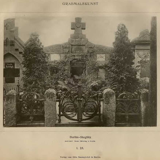 Schwarzes und weißes Foto eines Friedhofs in Berlin, Deutschland, mit einem Tor, einer Wand, Bäumen und einem Gebäude im Hintergrund, mit Text unten: "Grammalskunst, Berlin-Steglitz, Architekt, Bruue Morning in Berlin".