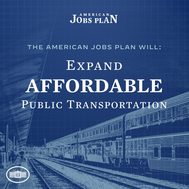 Plakat mit einem Zug auf Eisenbahnschienen mit mehreren Menschen in der Nähe, das "The American Jobs Plan Will Expand Affordable Public Transportation" bewirbt.