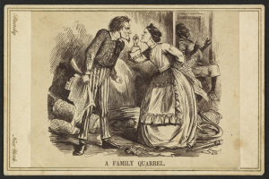 Ein Mann und eine Frau stehen im Zentrum des Bildes, wobei der Mann ein Objekt in der Hand hält, während eines Familienstreits.