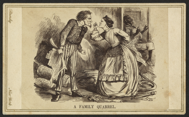 Ein Mann und eine Frau stehen im Zentrum des Bildes, wobei der Mann ein Objekt in der Hand hält, während eines Familienstreits.