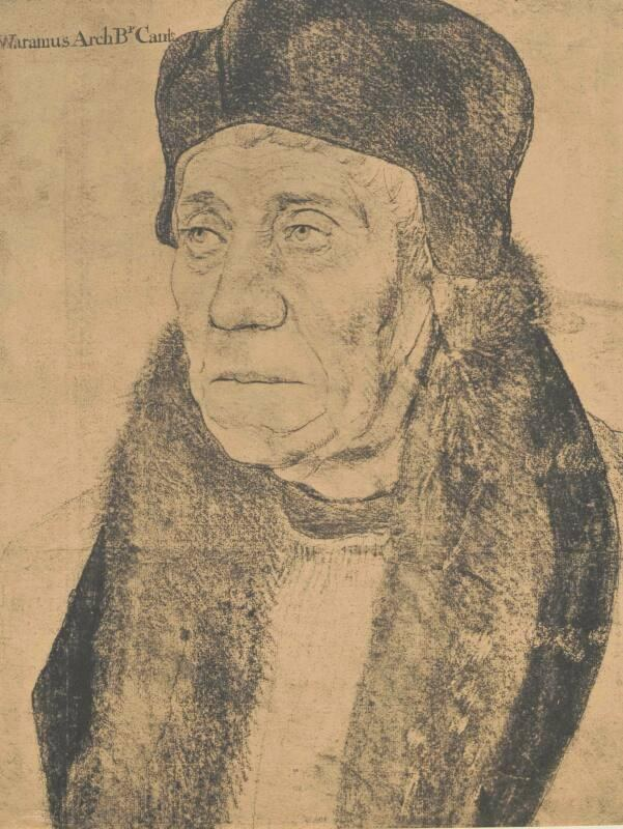 Eine ältere Frau mit schwarzem Hut und Nerzstola sitzt mit gefalteten Händen, ihr Haar ist zu einem Dutt gebunden und ihre Lippen leicht geöffnet, sie schaut zur Seite mit einem sanften Ausdruck.