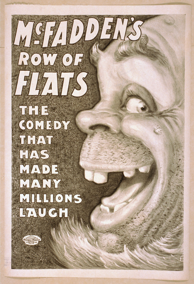 Poster eines lachenden Menschen mit wilden Haaren, breitem Grinsen und weit aufgerissenen Augen, eingerahmt von einem hellgelben Hintergrund, mit der Beschriftung "McFadden's Row of Flats: The Comedy That Has Made Many Millions Laugh."