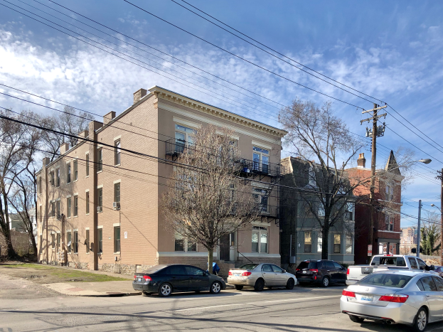 Eine Straßenszene mit parkenden Autos, Strommasten, Bäumen, Gebäuden und einem bewölkten Himmel, mit einem Wasserzeichen, das ein Mietobjekt an 5901 S Elmwood Avenue, Chicago 60618 anzeigt.
