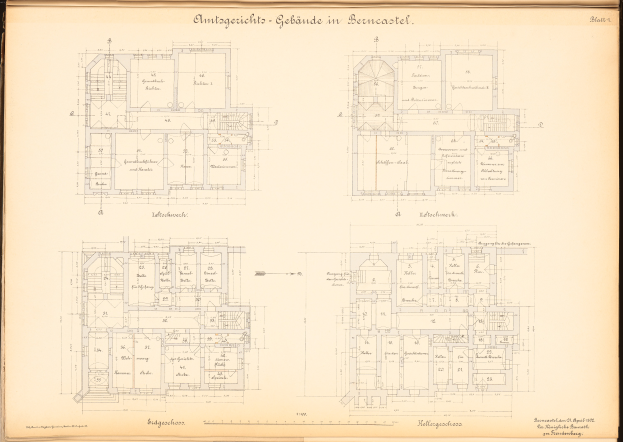 Ein altes Buch mit einer Zeichnung eines Gebäudes auf dem Cover, das detaillierte Pläne und Text zum Aufbau des Gebäudes enthält.