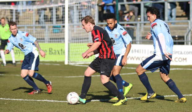 Eine Gruppe von Menschen spielt mit einem Fußball.