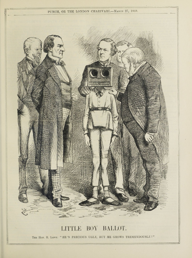 Zeichnung eines kleinen Jungen mit einer Kamera, der in der Mitte einer Gruppe von Menschen steht, mit dem Text "Kleiner Junge Stimmzettel" unten.