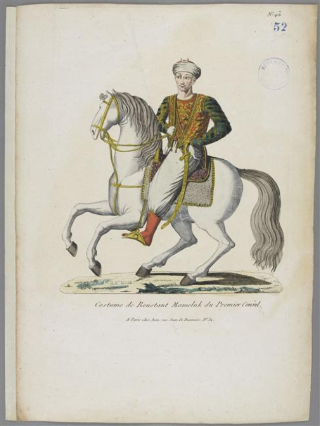 Ein Mann in einem bunten, detailliert verzierten Kostüm der Premier-Court reitet auf einem weißen Pferd mit Sattel und Zaumzeug, mit sichtbarem Text auf dem Papier.