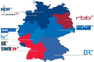 Eine Deutschlandkarte mit in rot und blau hervorgehobenen Bundesländern, die die Ergebnisse der Wahl von 2016 zeigen, mit Textdetails zu den Kandidaten und dem Wahltermin.