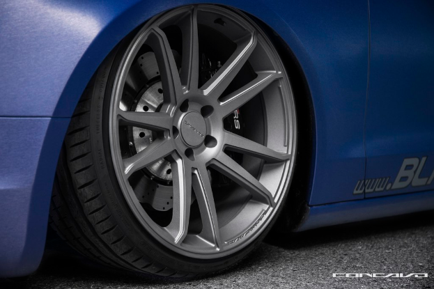 Ein blaues Autofeld auf einer Straße mit Text in der rechten unteren Ecke.