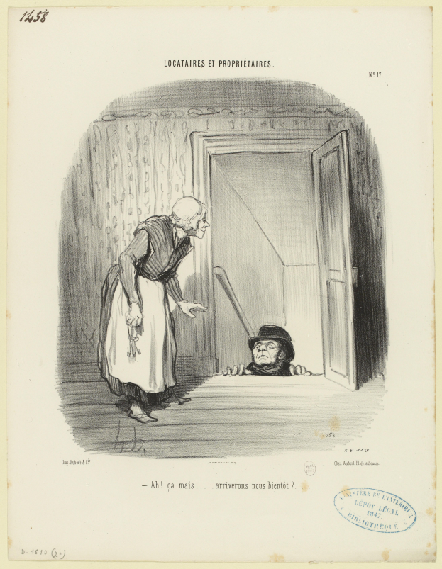 Eine ältere Frau steht vor einer Tür, neben ihr liegt ein Mann auf dem Boden; unten im Bild sind Text und ein Stempel zu sehen.