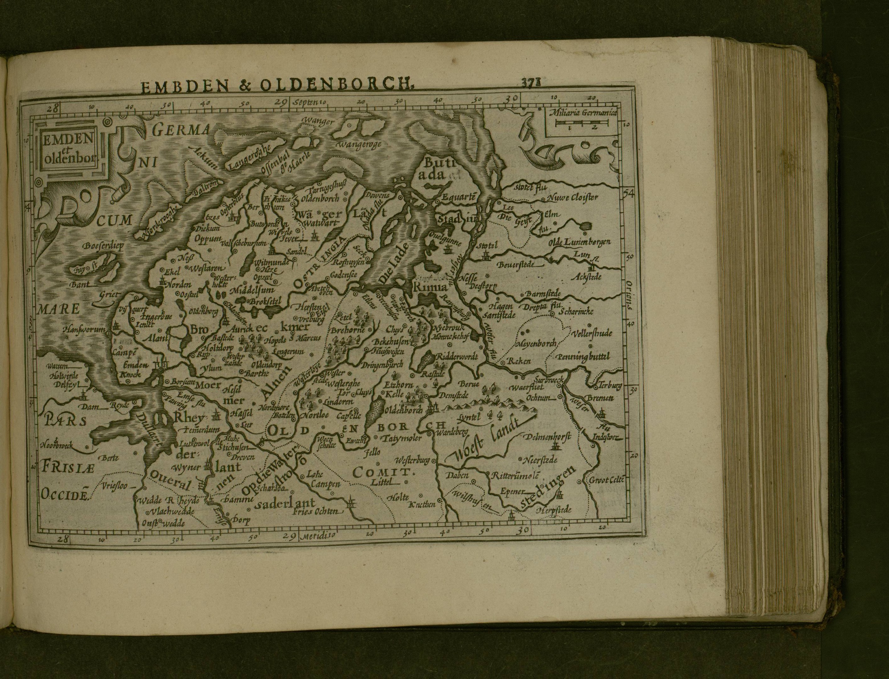 Offenes Buch mit einer detaillierten Deutschlandkarte, die geografische Merkmale wie Flüsse, Berge und Städte zeigt, begleitet von beschreibendem Text.