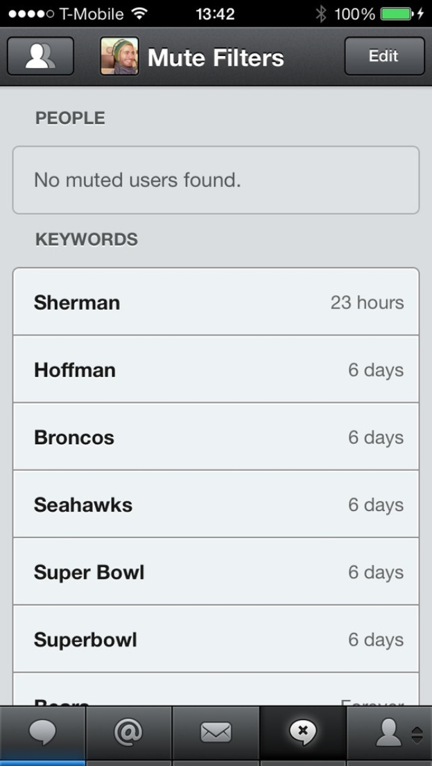 Ein Mobilbildschirm mit einem WiFi-Symbol und einer Batterieanzeige von 100% sowie Logos unten.