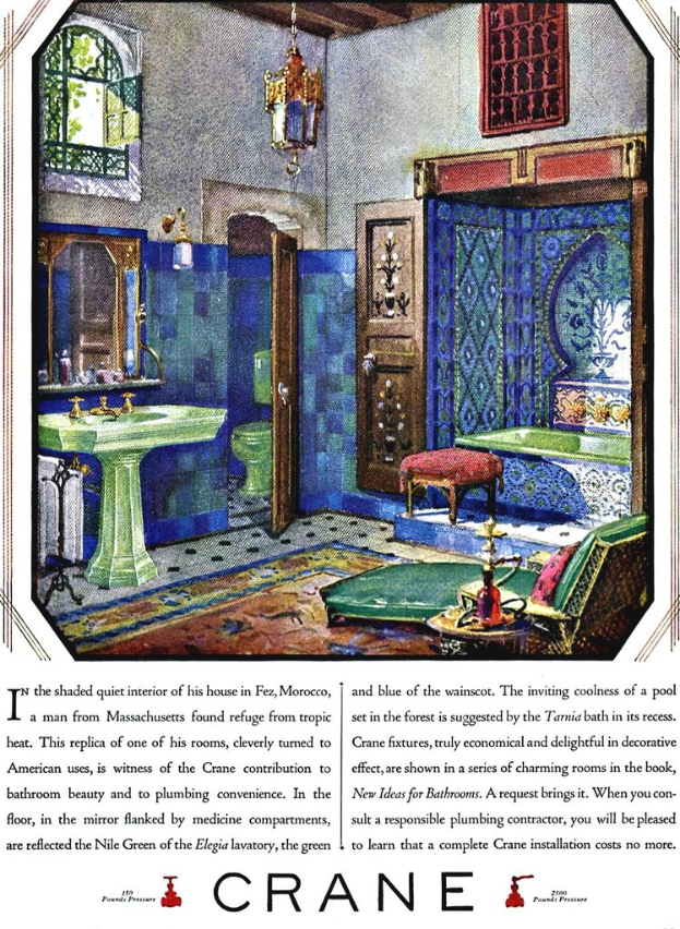 Eine Badezimmerszene mit einem Waschbecken, Wasserhahn, Spiegel, Lampe, Fenster, Tür, WC, Hocker, Stuhl, Badewanne und einem Teppich, dargestellt auf einer Seite eines Buches mit gedrucktem Text.