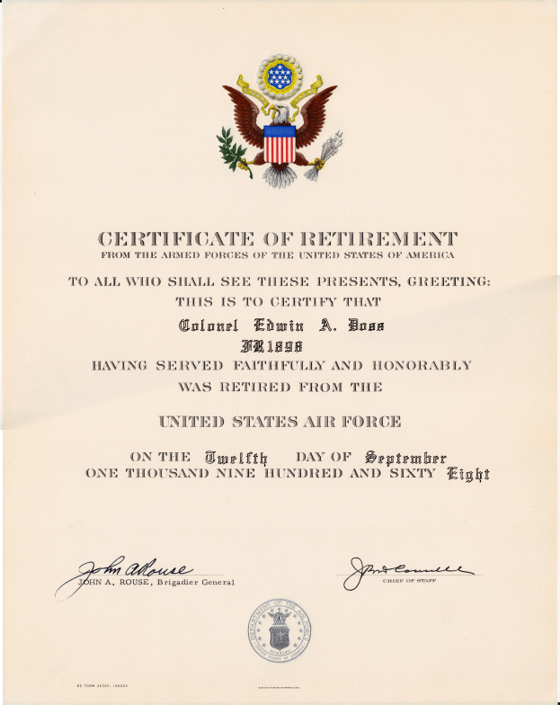 Förmliches United States Air Force Rentnerzeugnis mit blauem Hintergrund, goldenem Siegel und fettem schwarzem Text, der "Certificate of Retirement" lautet.