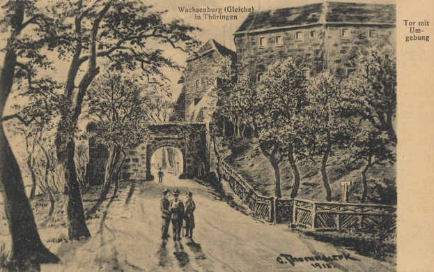 Eine alte Ansichtskarte zeigt eine StraßenSzene in Wachsenburg, Deutschland, mit Menschen, die spazieren gehen, Bäumen, die die Straße säumen, einem Gebäude mit Fenstern im Hintergrund und einer Brücke mit Geländern.