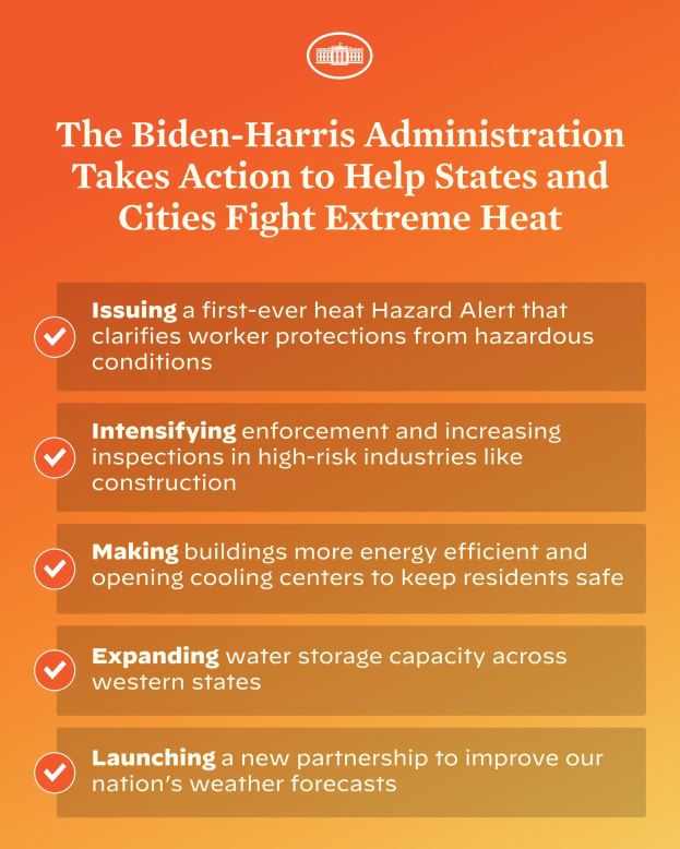 Plakat mit der Aufschrift "Die Biden-Harris-Verwaltung setzt sich dafür ein, dass Bundesstaaten und Städte gegen extreme Hitze kämpfen" mit einem roten und weißen Schild-Logo mit einem Blitz, eingerahmt von einem gelben Rand auf einem weißen Hintergrund.