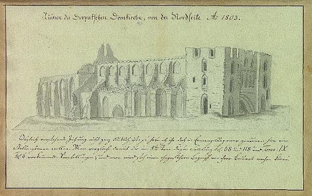 Ein detailliertes Skizze einer verfallenen Kirche in Deutschland, mit sichtbaren architektonischen Elementen wie Fenstern, Bögen und Säulen, in einer grünen Landschaft, begleitet von einem Papier mit beschreibendem Text.