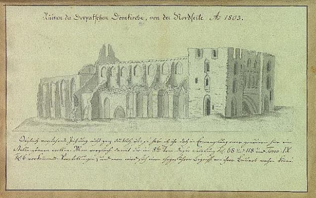 Ein detailliertes Skizze einer verfallenen Kirche in Deutschland, mit sichtbaren architektonischen Elementen wie Fenstern, Bögen und Säulen, in einer grünen Landschaft, begleitet von einem Papier mit beschreibendem Text.